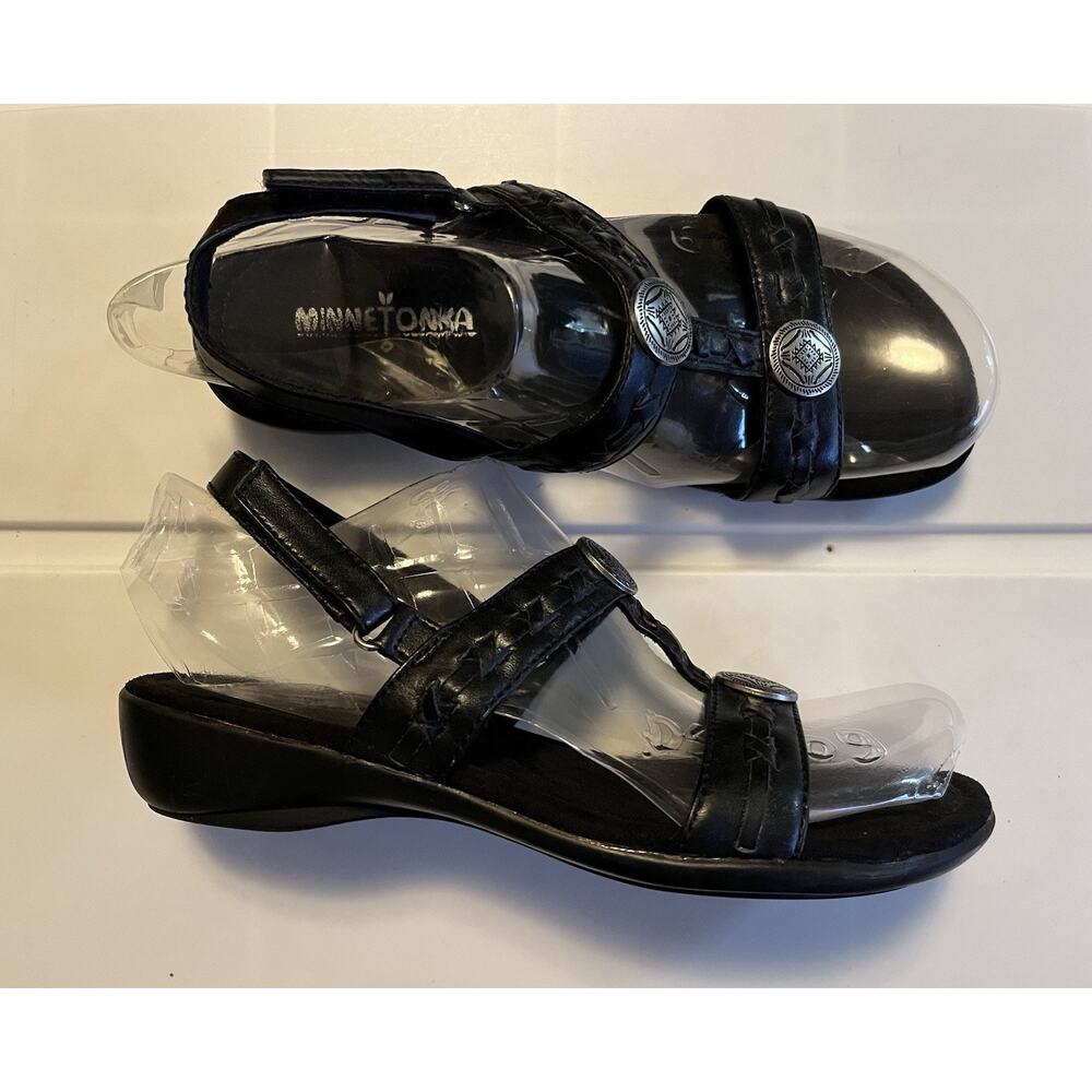 Minnetonka Sandals 70013 Women’s Size 6 Black Leather Slingback Wedge Medallions